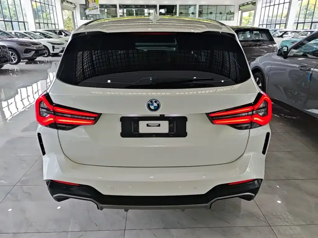BMW iX3 — фото 10