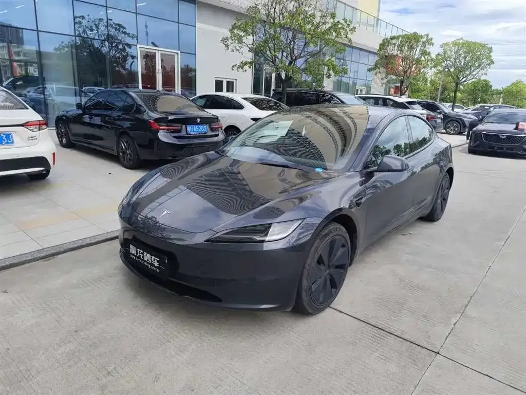 Tesla Model 3 — фото 1
