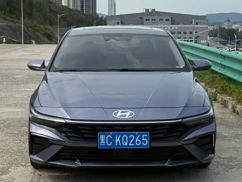 Hyundai Elantra — фото 1