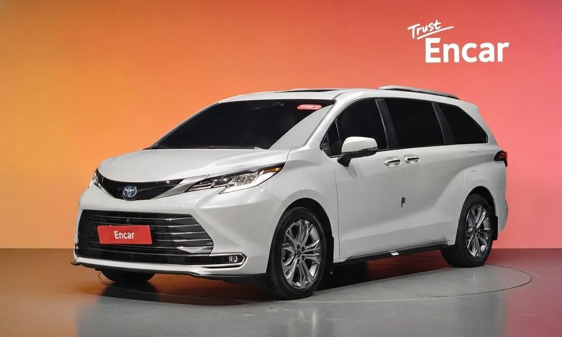 Toyota Sienna — фото 1