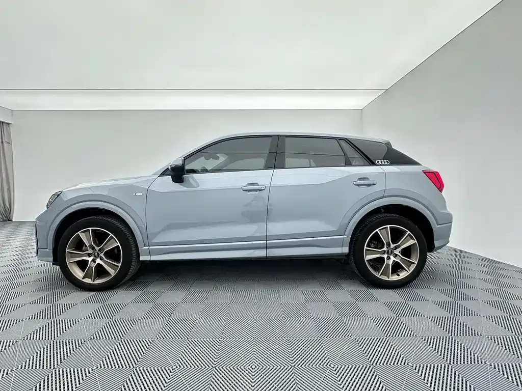 Audi Q2L — фото 10