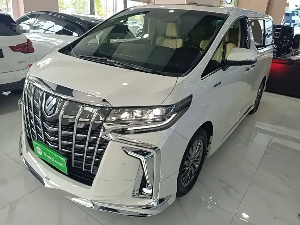 Toyota Alphard — фото 1