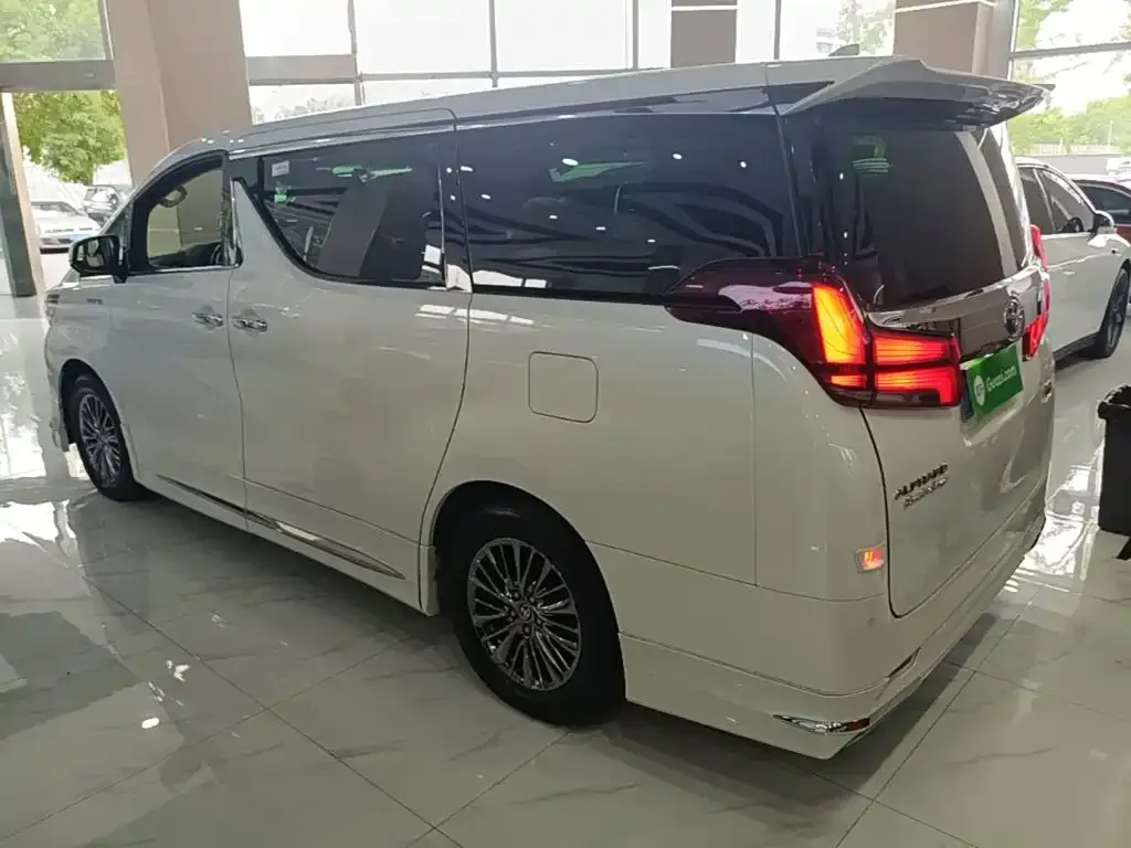 Toyota Alphard — фото 3