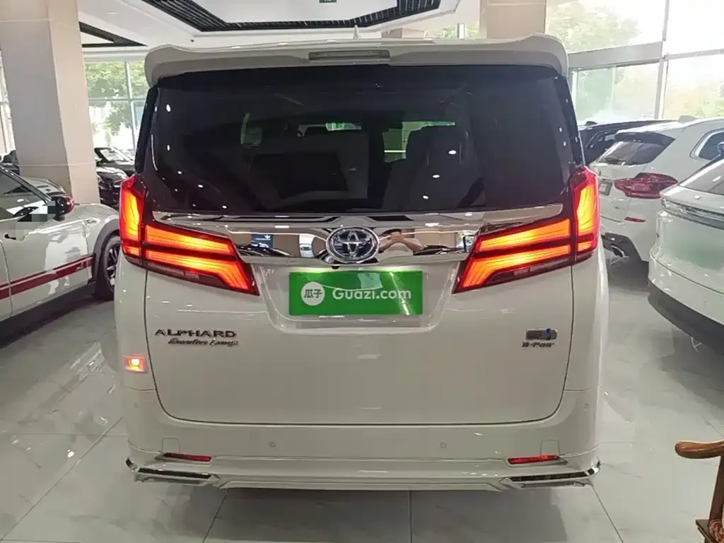 Toyota Alphard — фото 8