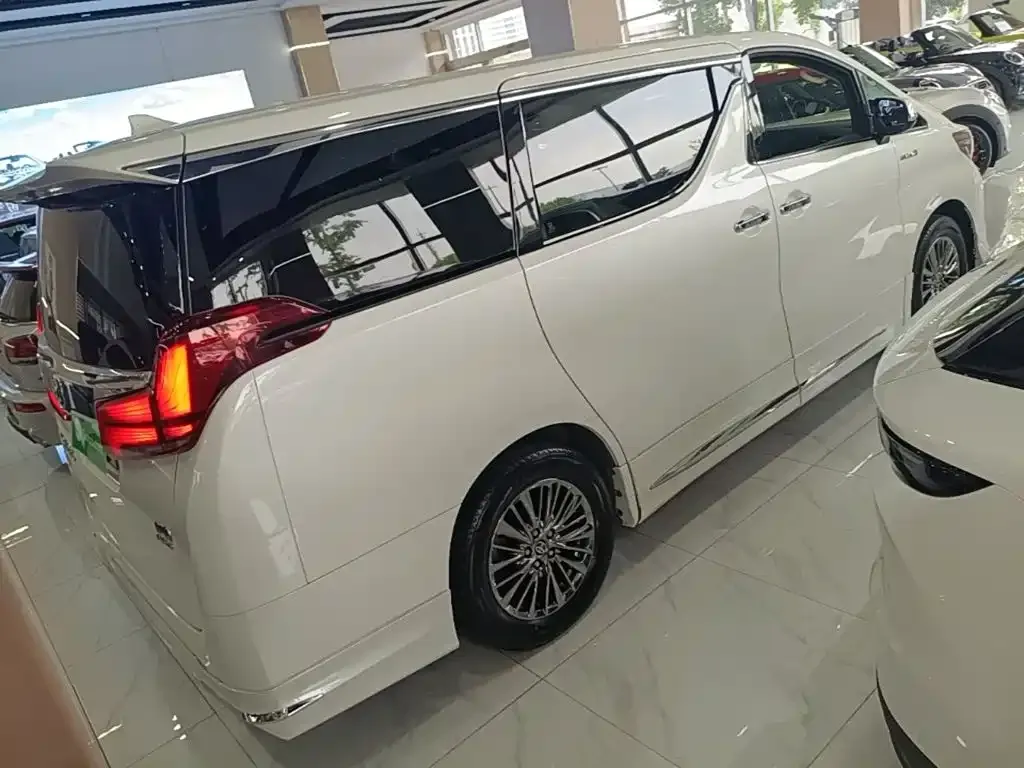 Toyota Alphard — фото 10
