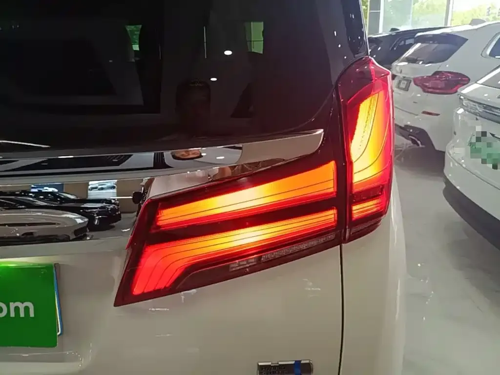 Toyota Alphard — фото 4