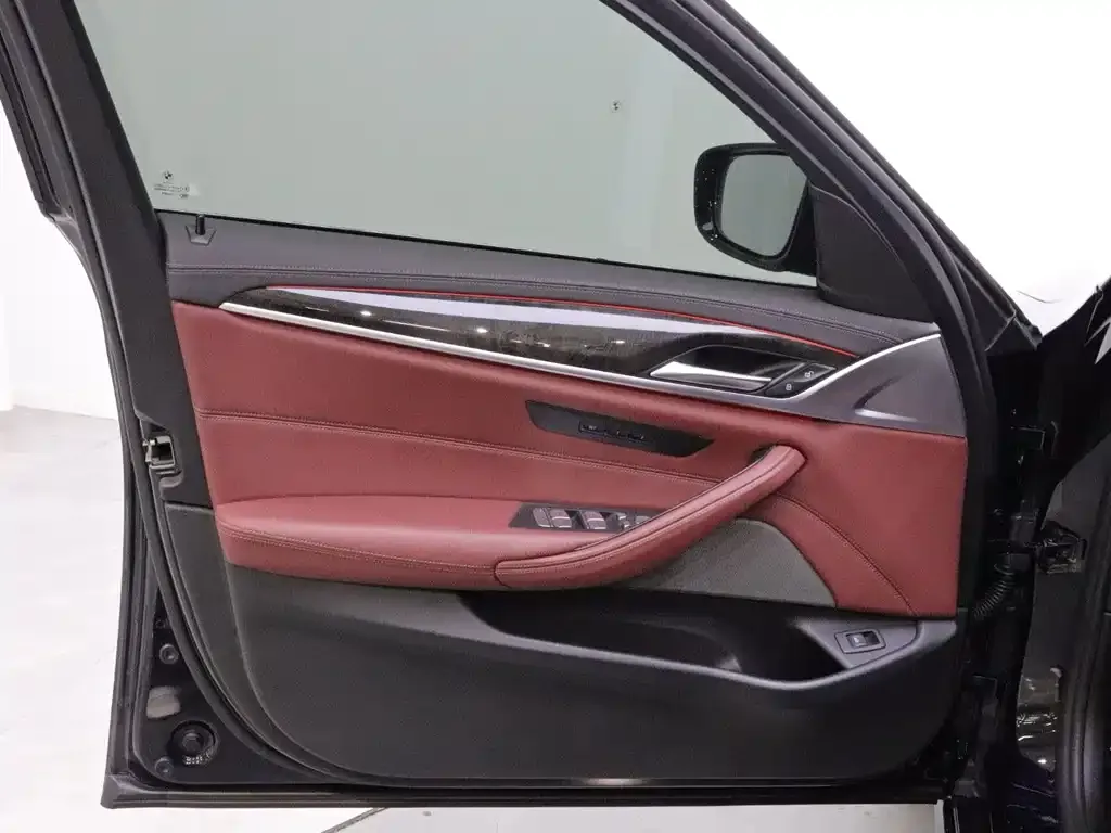BMW 5 Series — фото 10