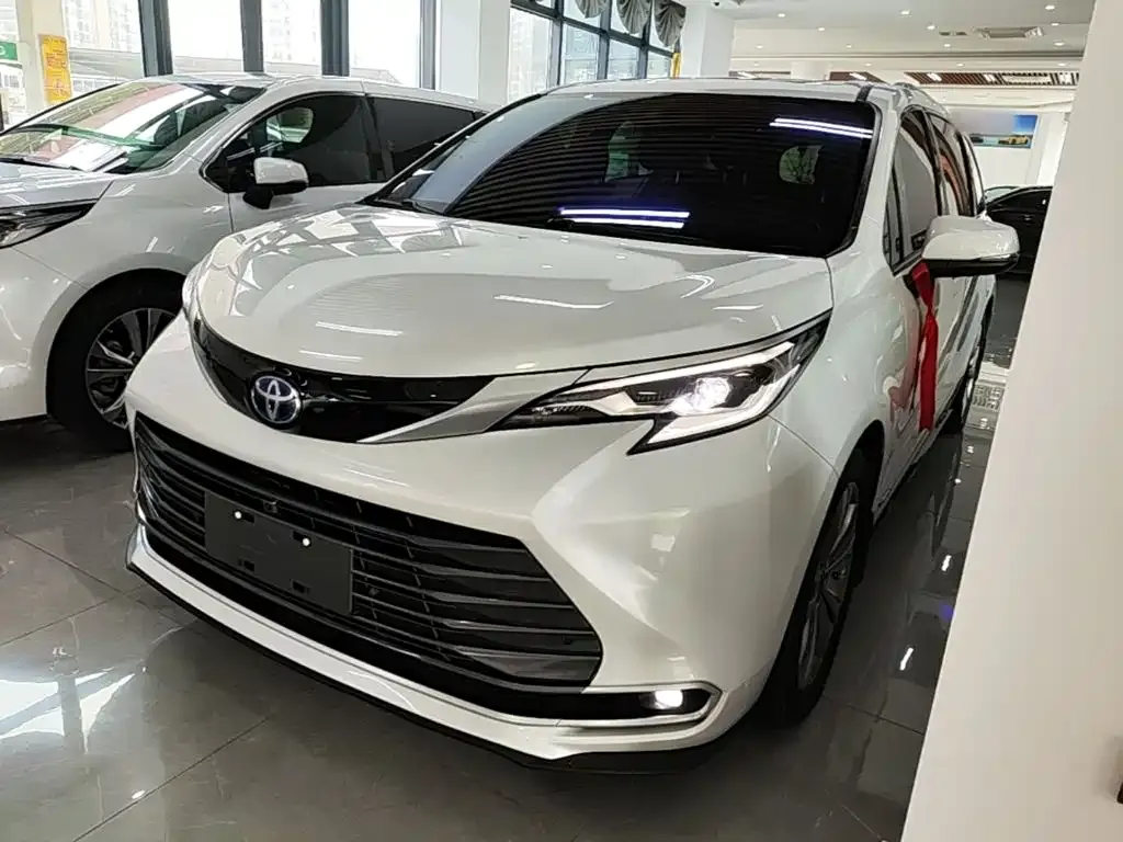 Toyota Sienna — фото 1