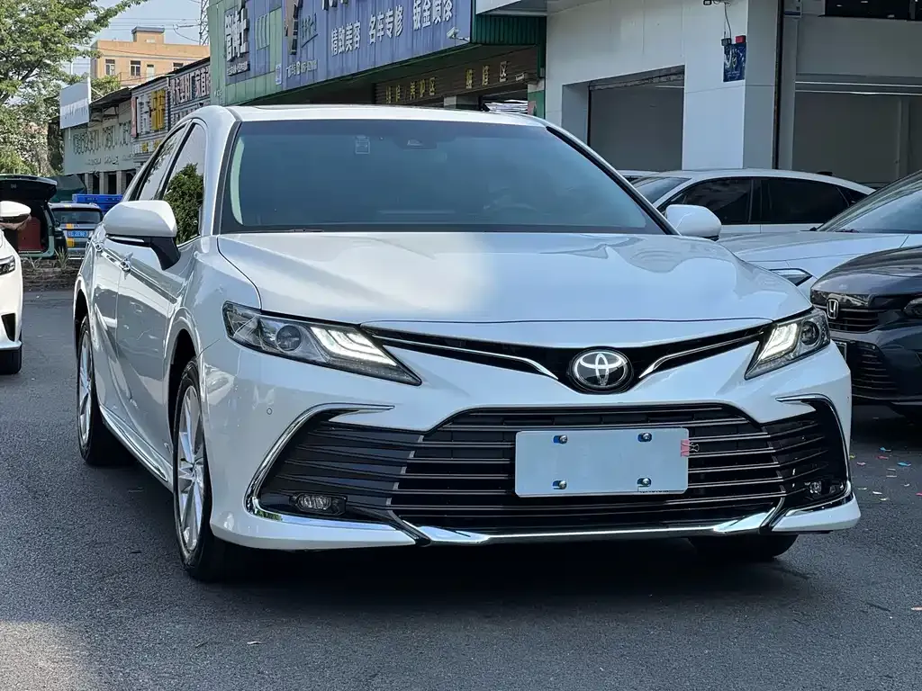 Toyota Camry — фото 1
