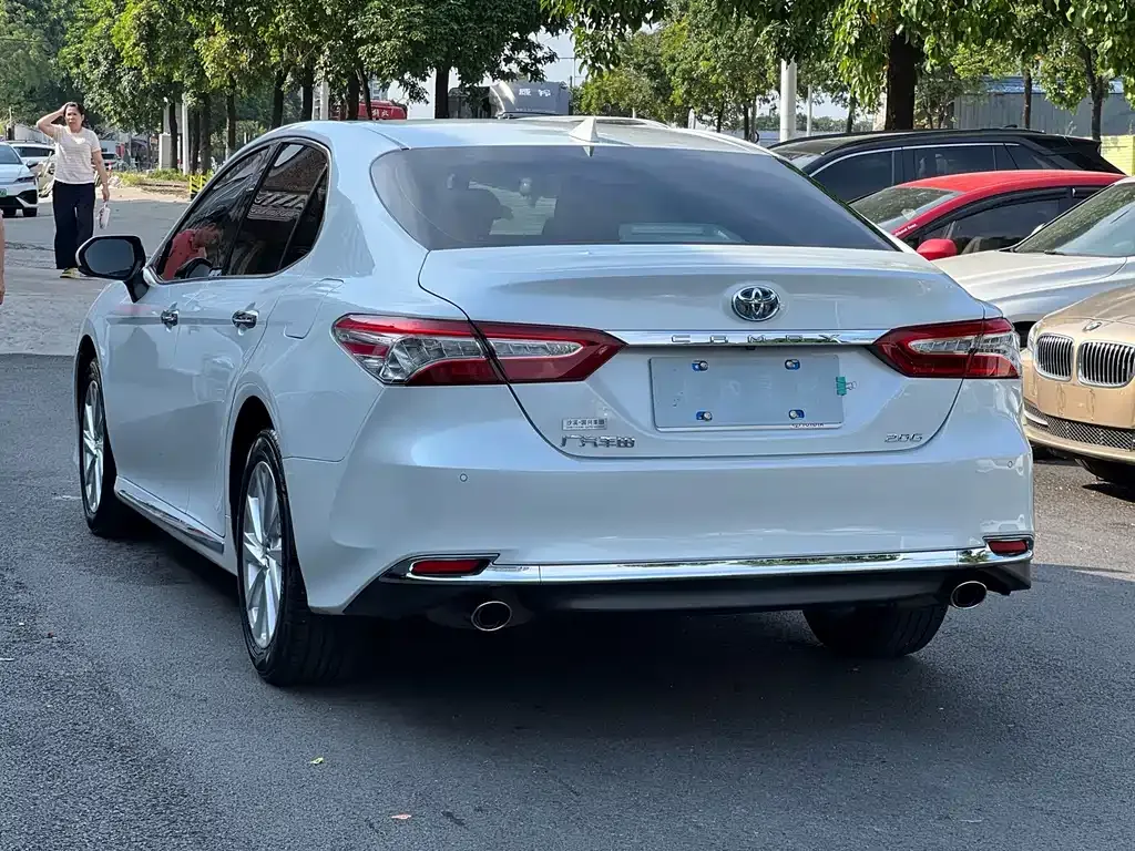 Toyota Camry — фото 4