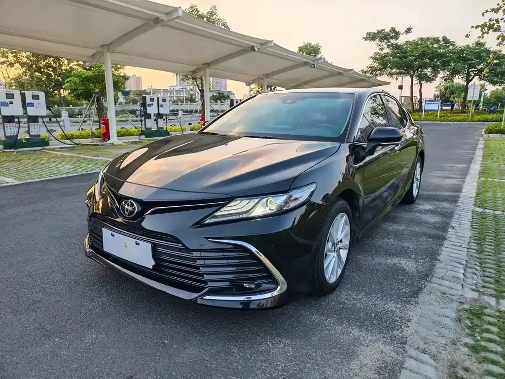 Toyota Camry — фото 1