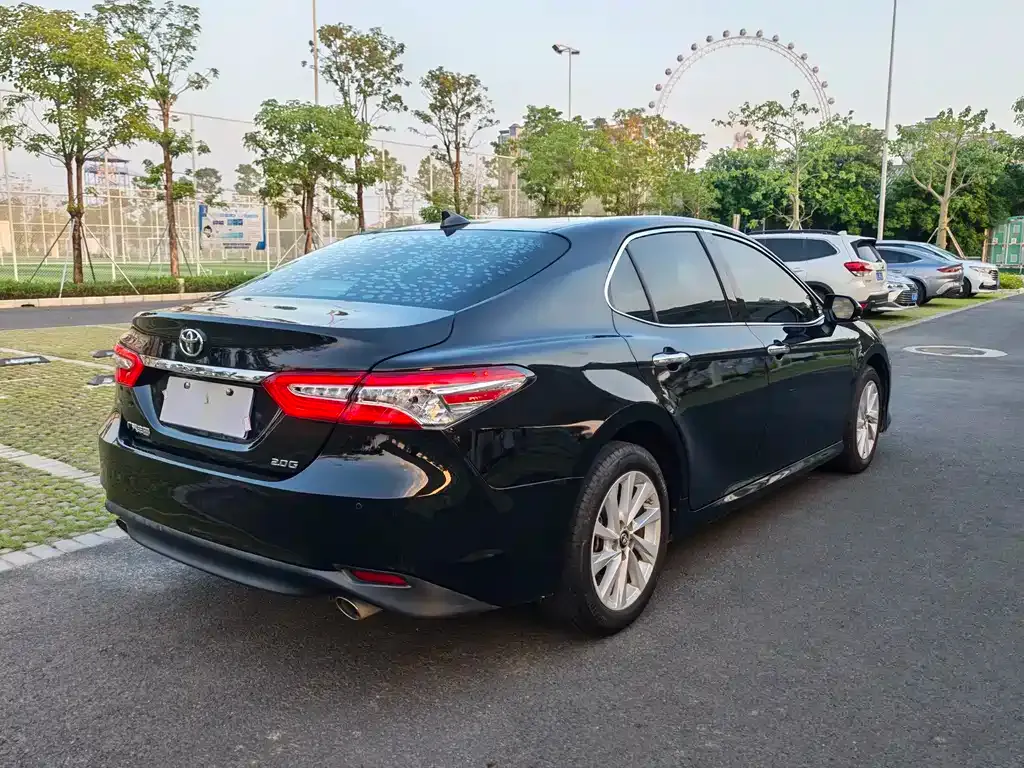 Toyota Camry — фото 2