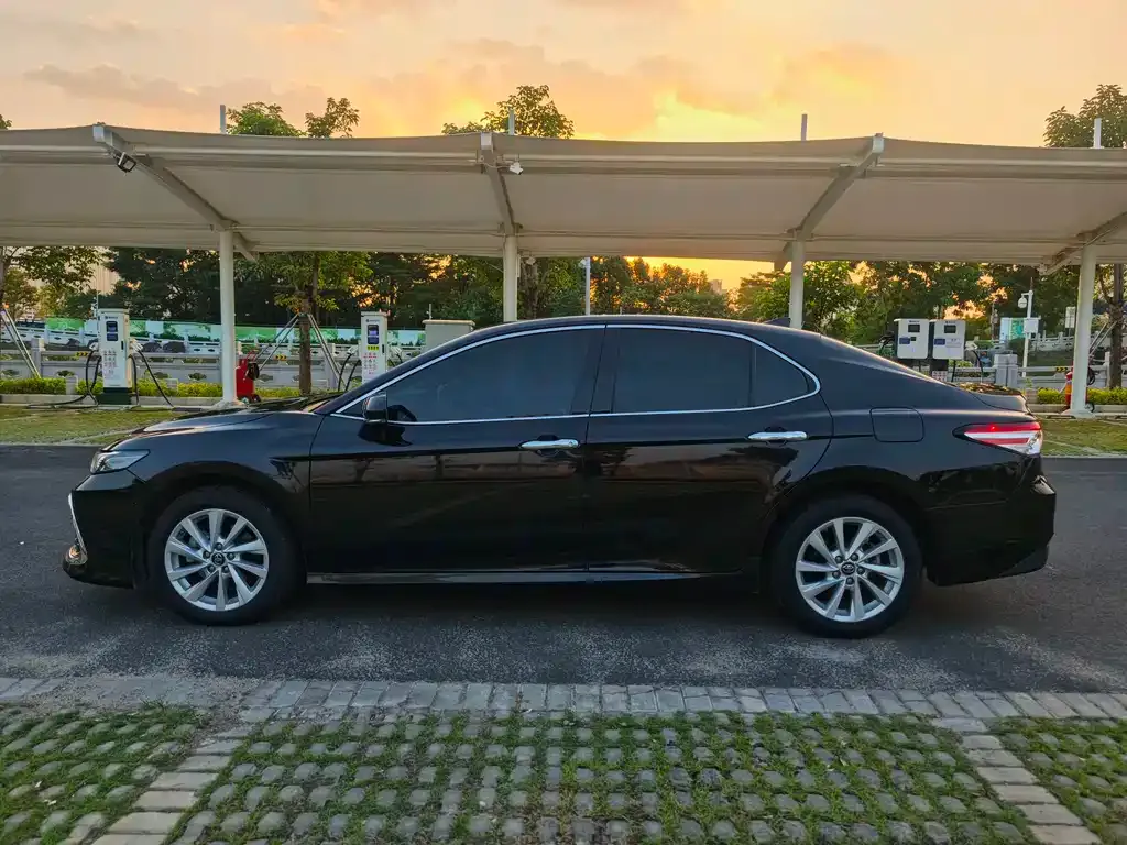 Toyota Camry — фото 4