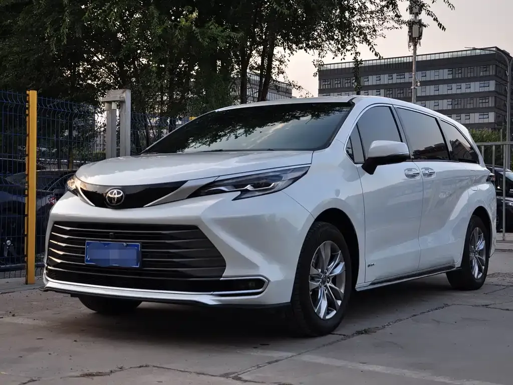 Toyota Sienna — фото 1