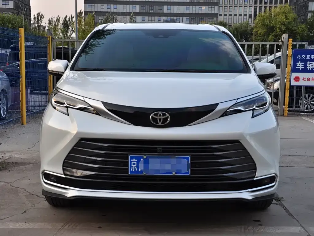 Toyota Sienna — фото 10