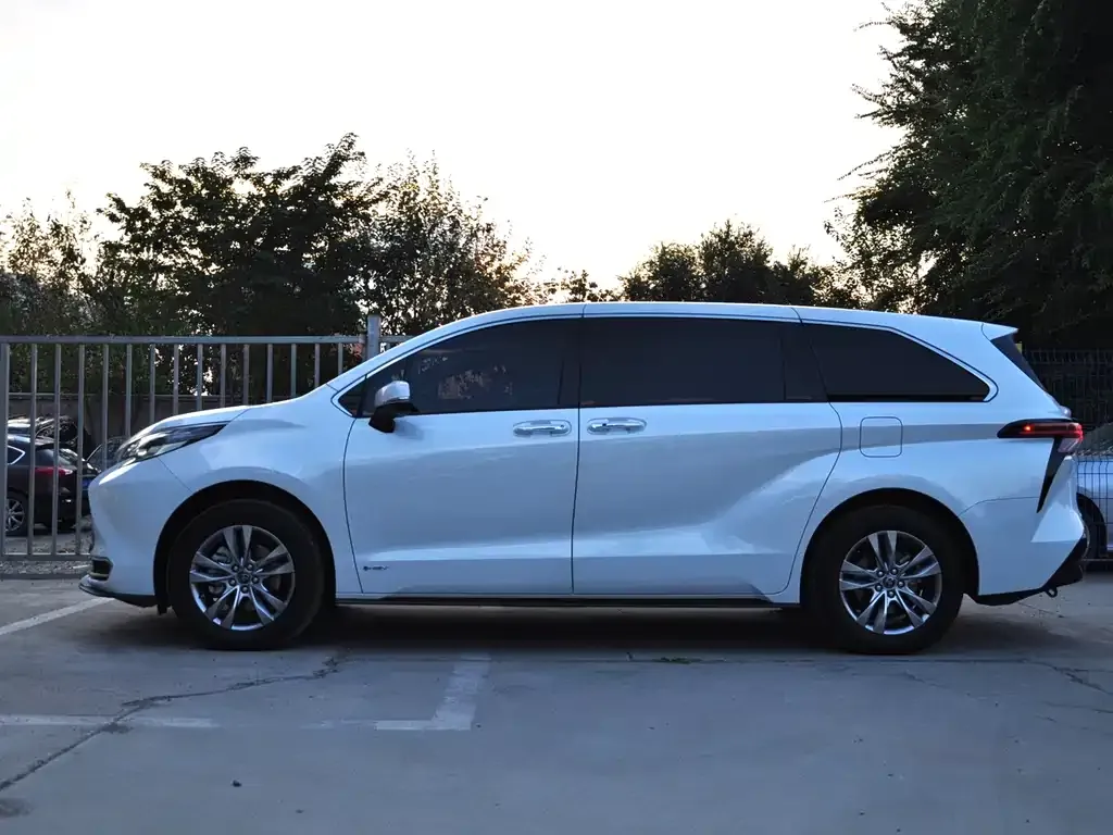 Toyota Sienna — фото 9