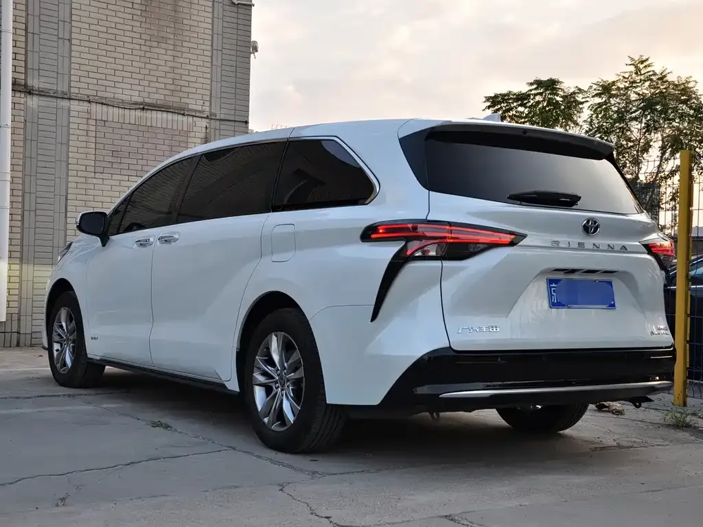 Toyota Sienna — фото 6