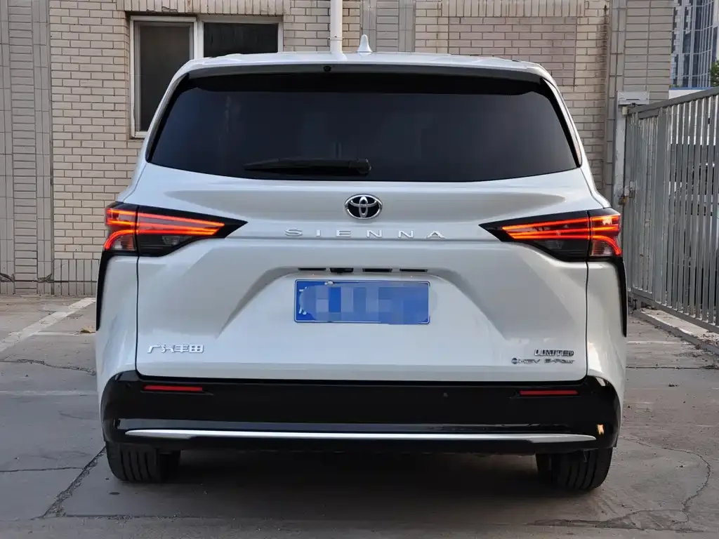 Toyota Sienna — фото 7