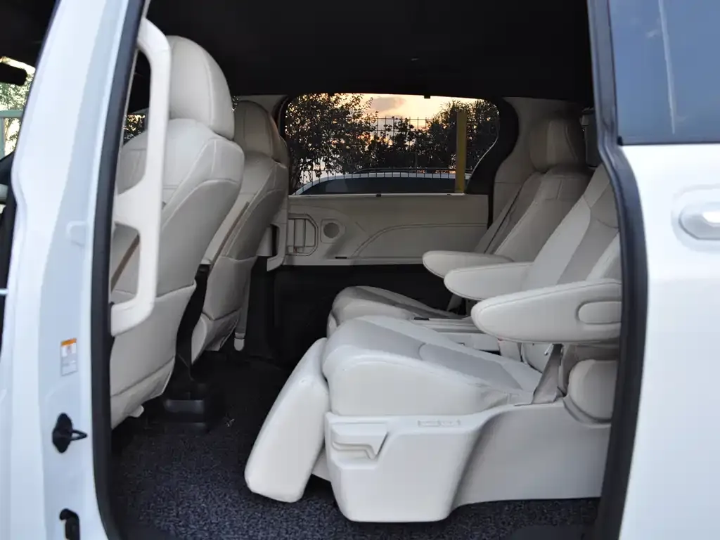 Toyota Sienna — фото 4
