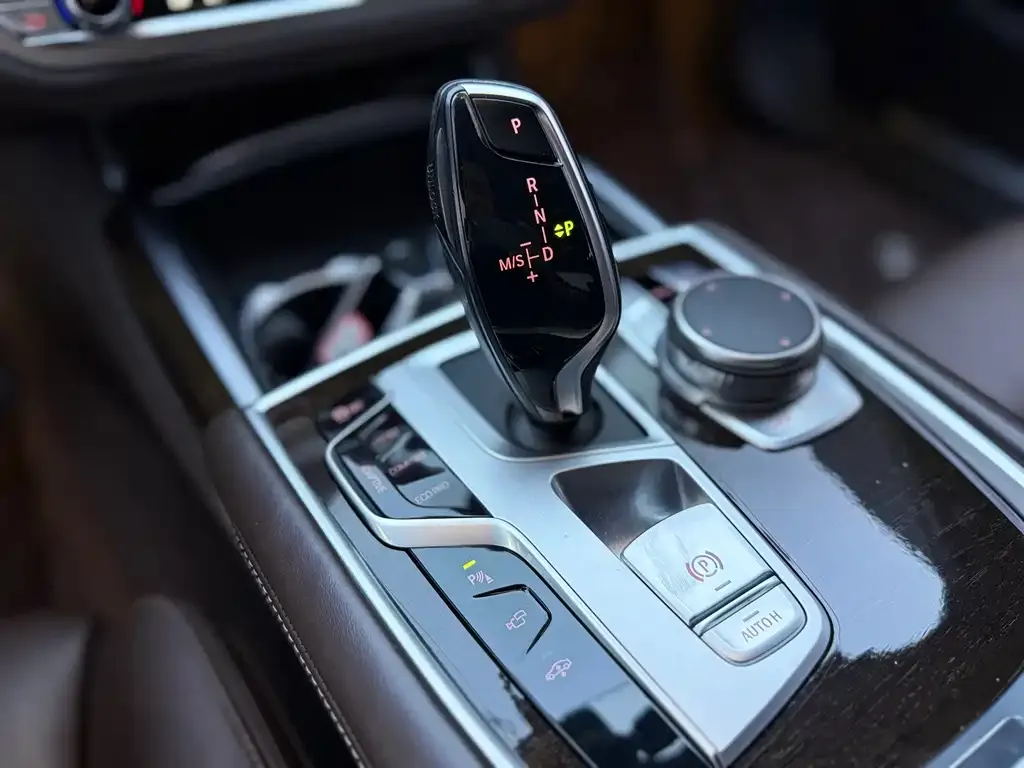 BMW 7 Series — фото 10