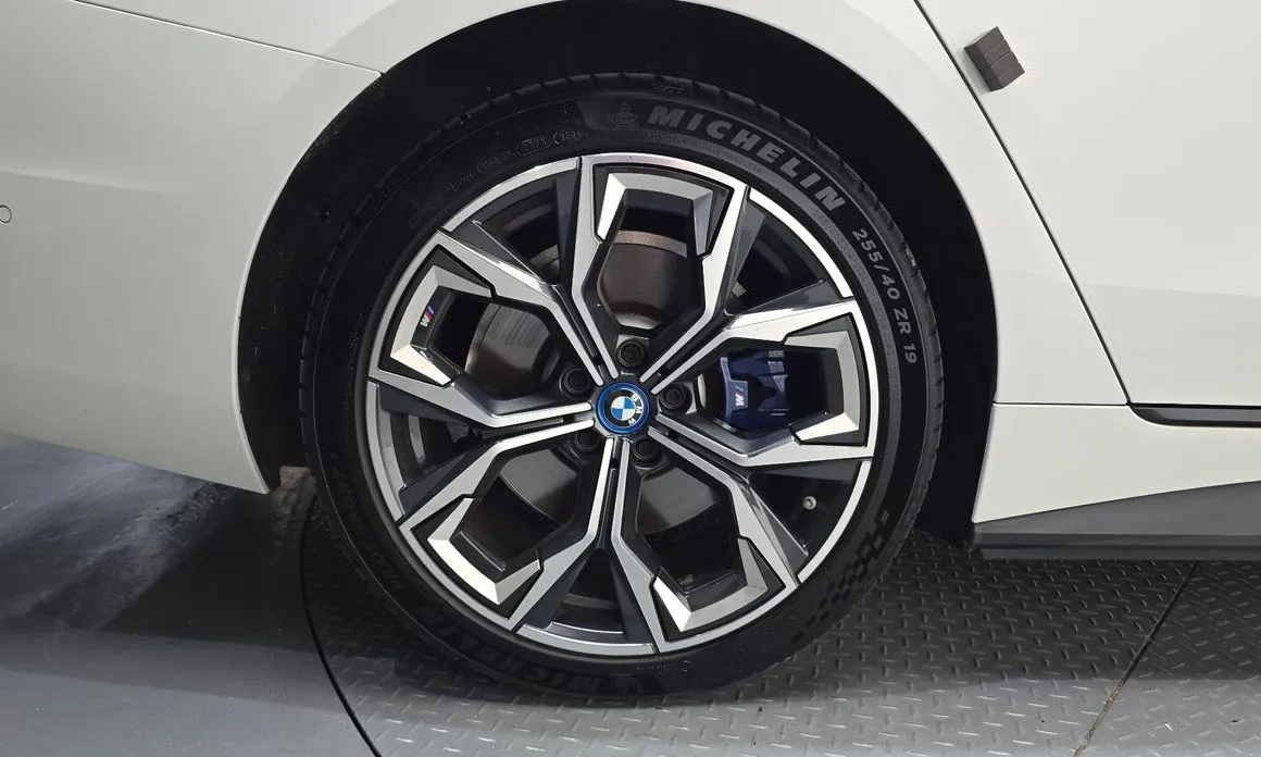 BMW i4 — фото 3