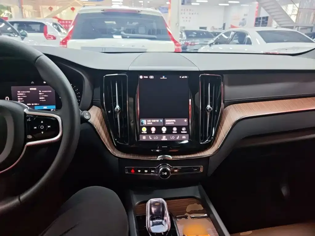 Volvo XC60 — фото 9