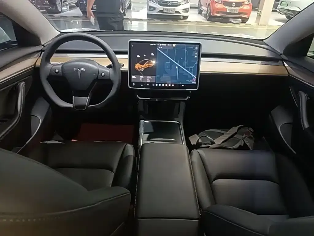 Tesla Model 3 — фото 3