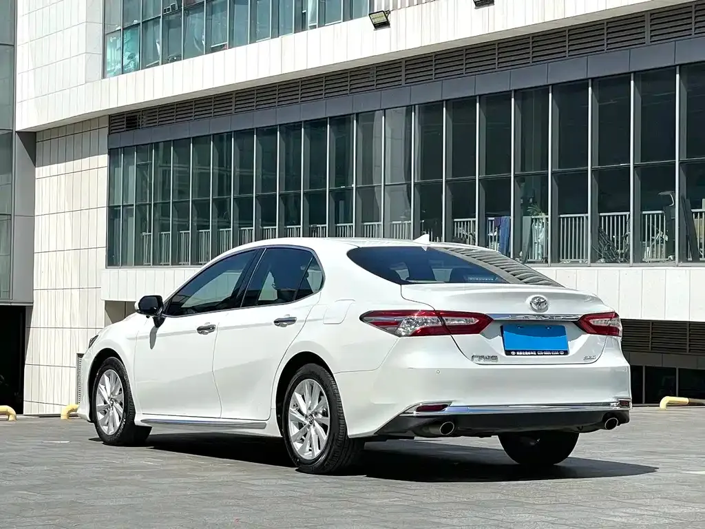 Toyota Camry — фото 5