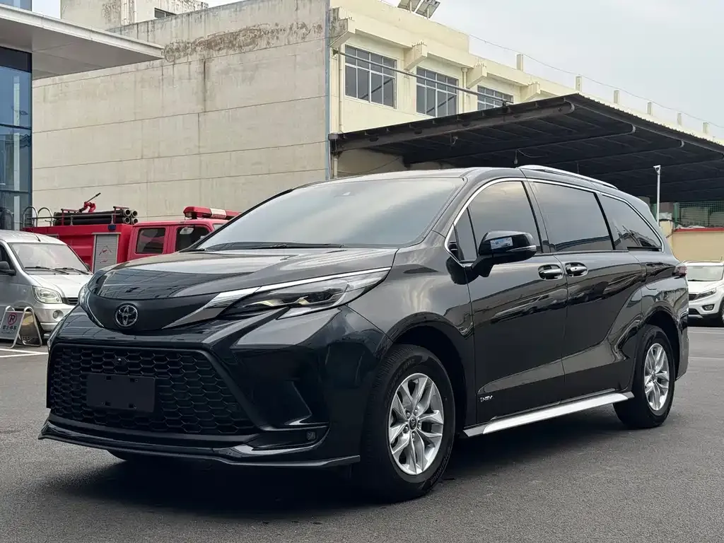 Toyota Granvia — фото 1