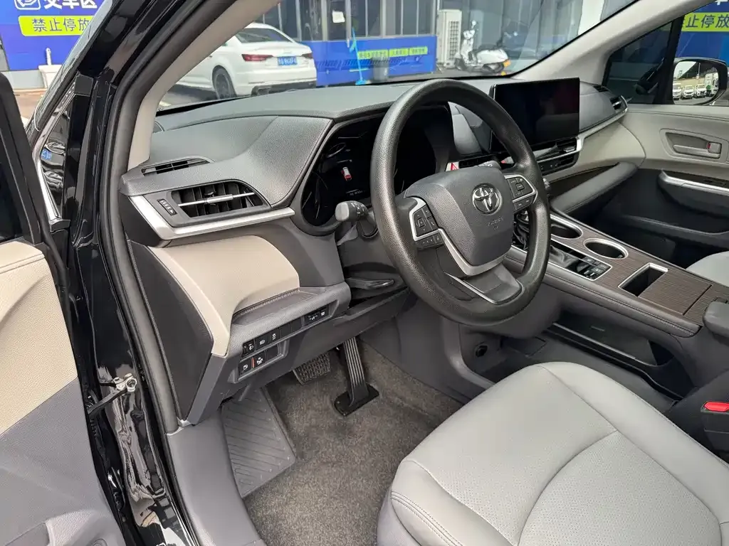 Toyota Granvia — фото 2