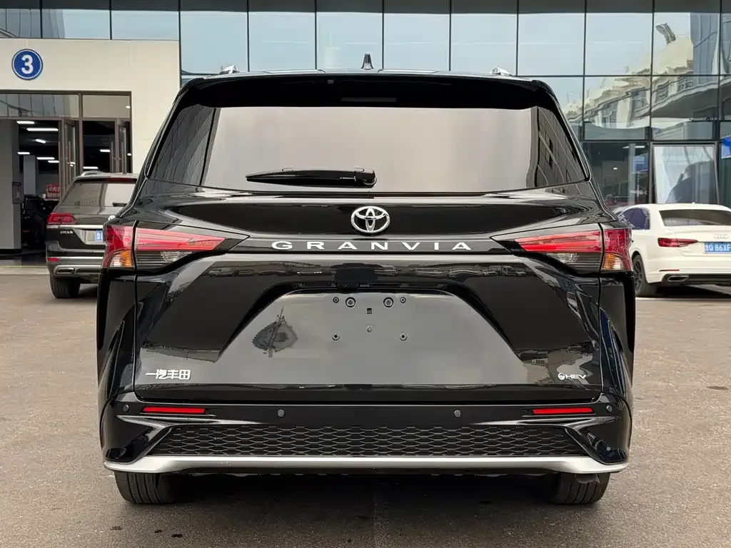 Toyota Granvia — фото 6