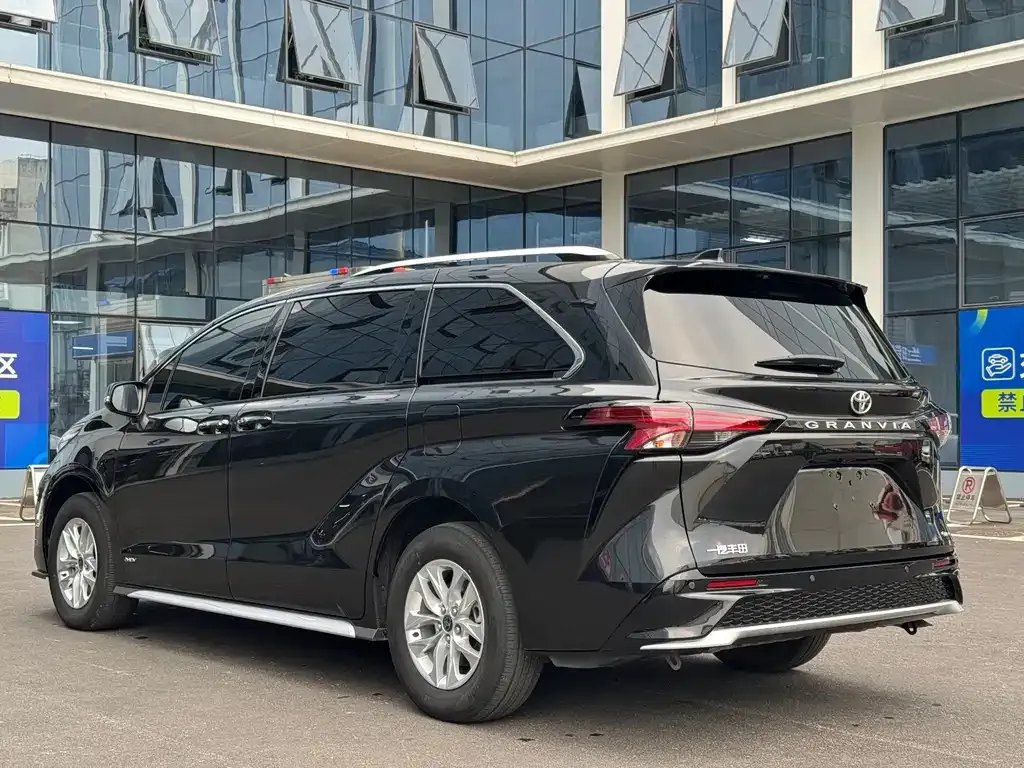 Toyota Granvia — фото 8
