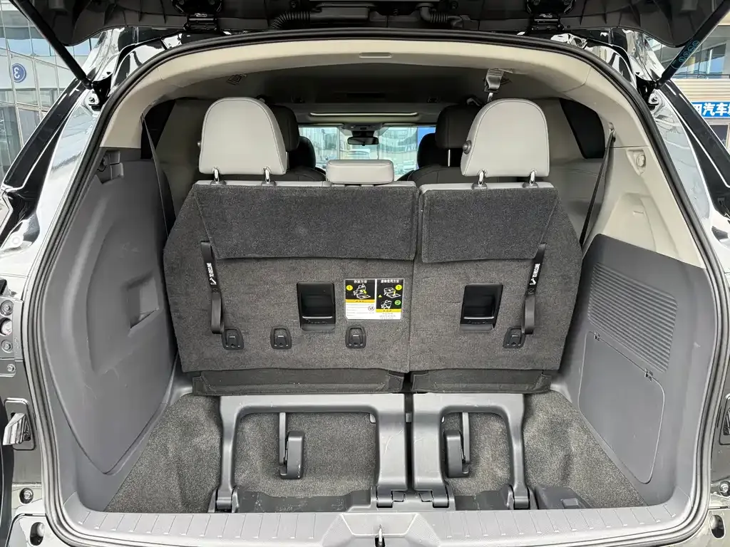 Toyota Granvia — фото 4