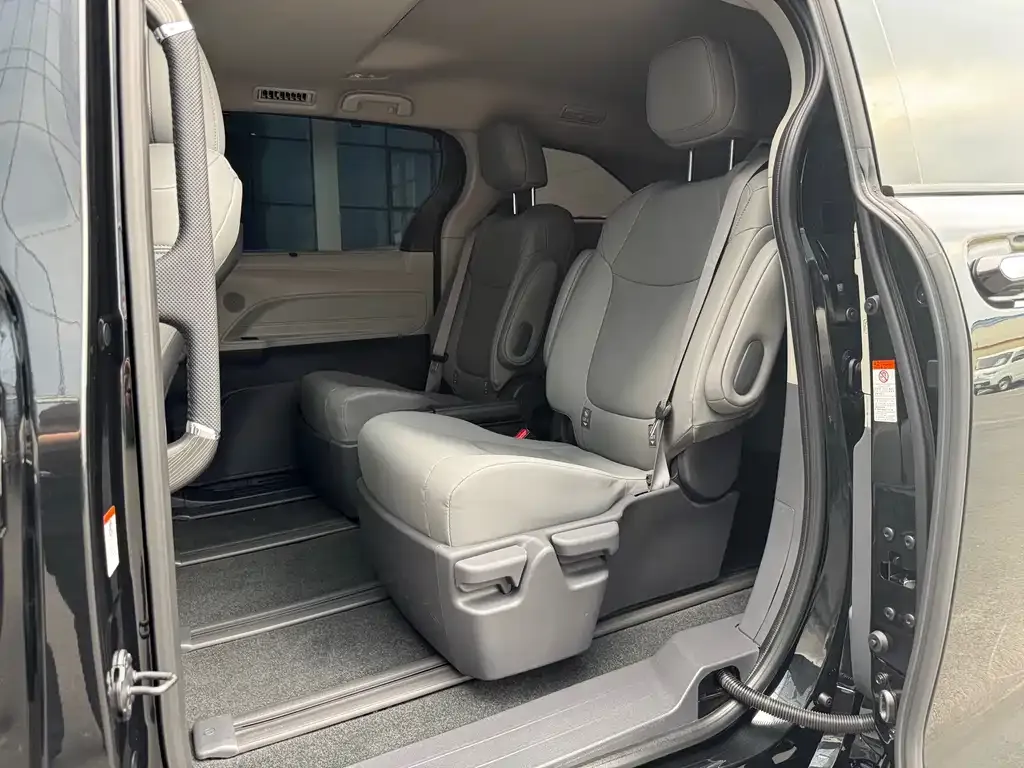 Toyota Granvia — фото 10