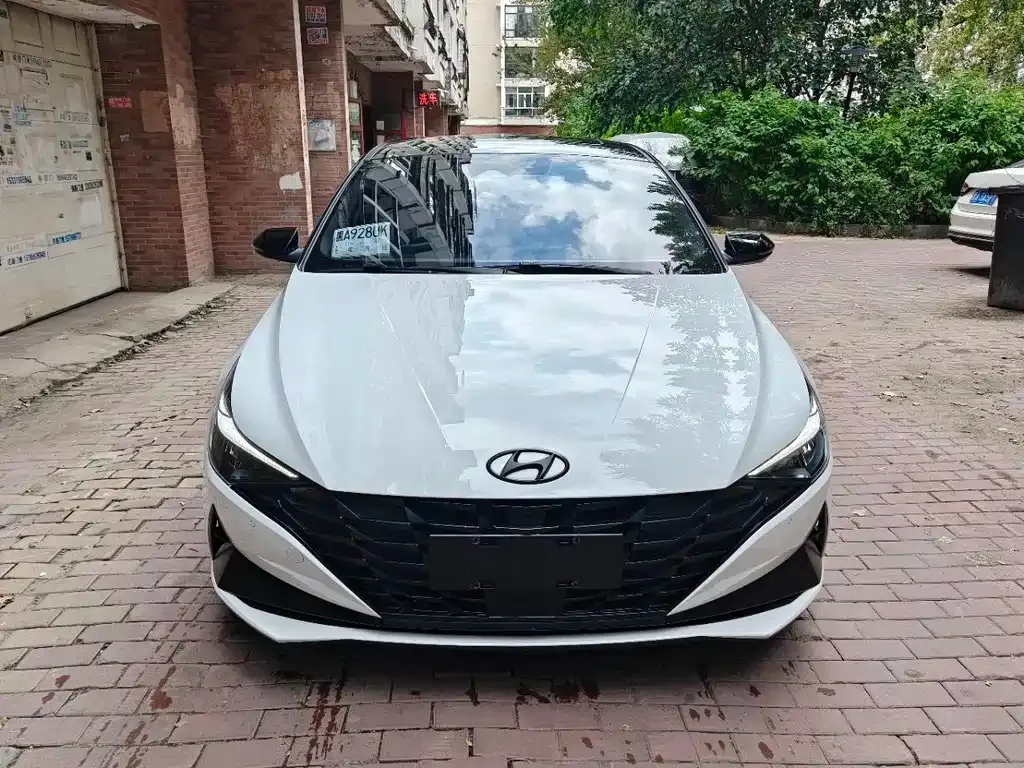Hyundai Elantra — фото 1