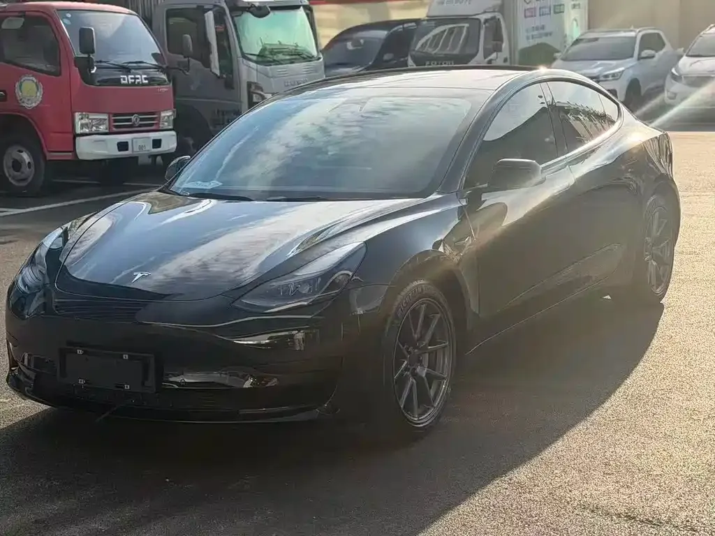 Tesla Model 3 — фото 1