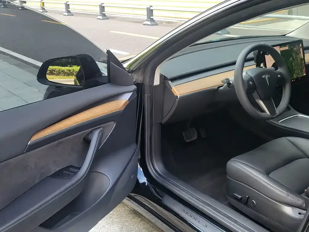 Tesla Model 3 — фото 3