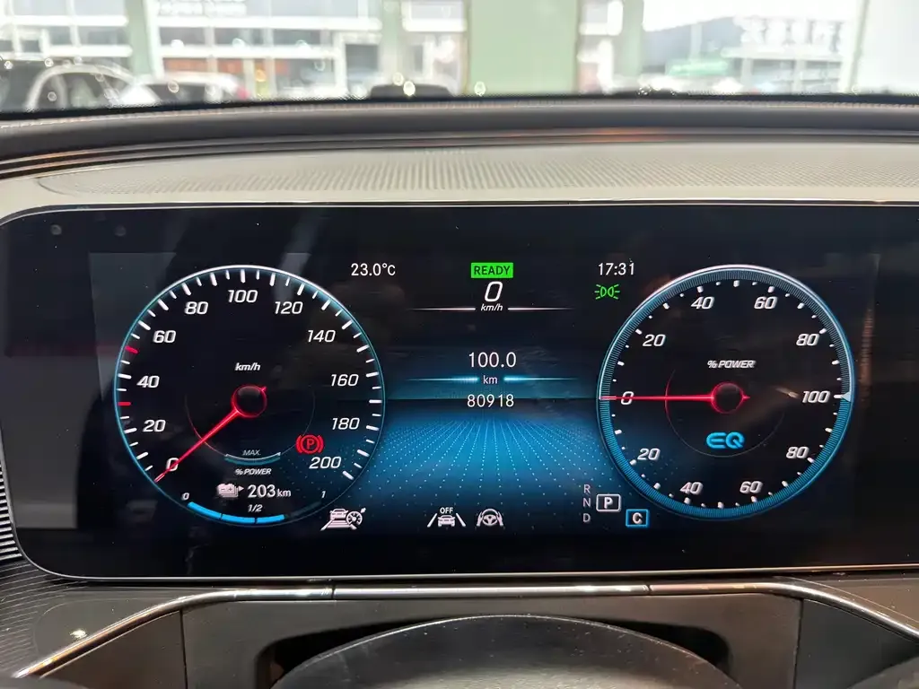 Mercedes-Benz EQC — фото 10