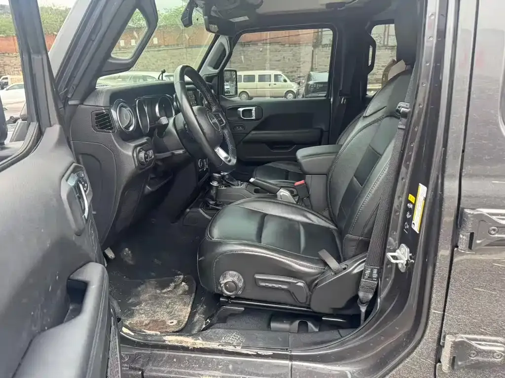 Jeep Wrangler — фото 9