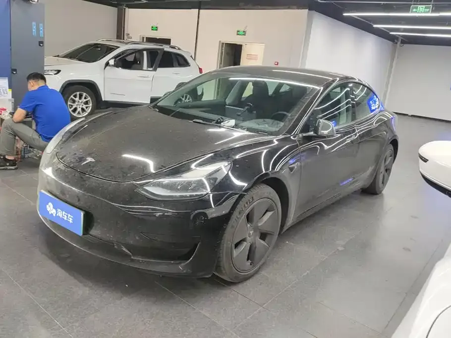 Tesla Model 3 — фото 1