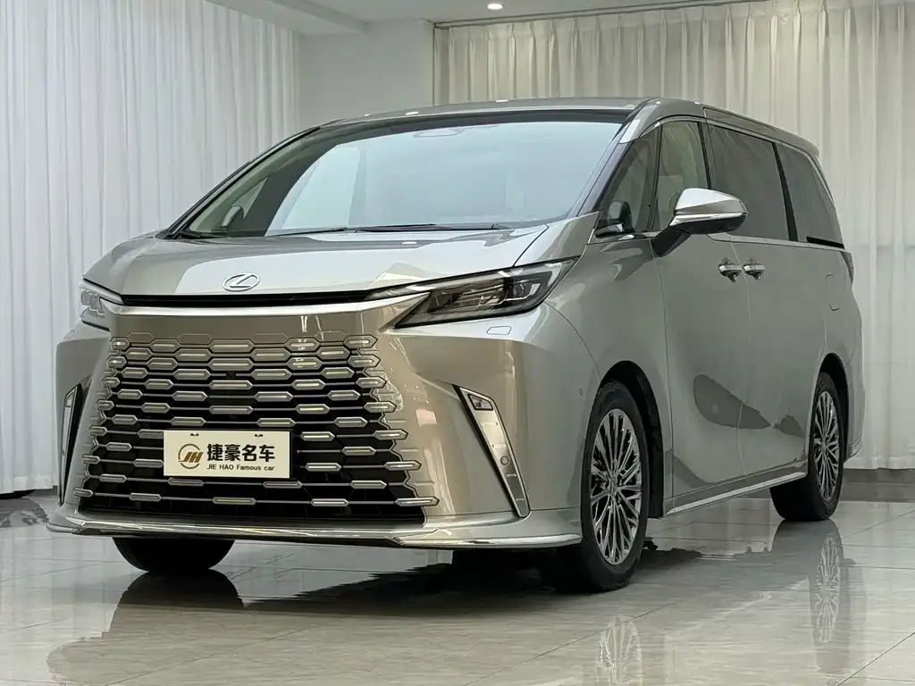 Lexus LM — фото 1
