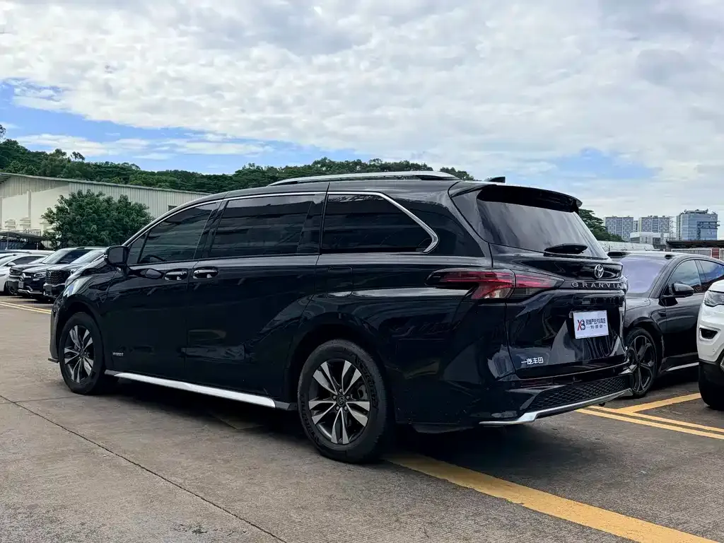 Toyota Granvia — фото 7
