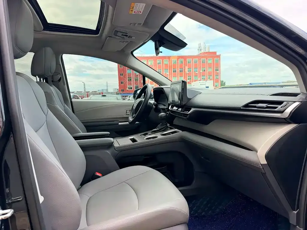 Toyota Granvia — фото 6