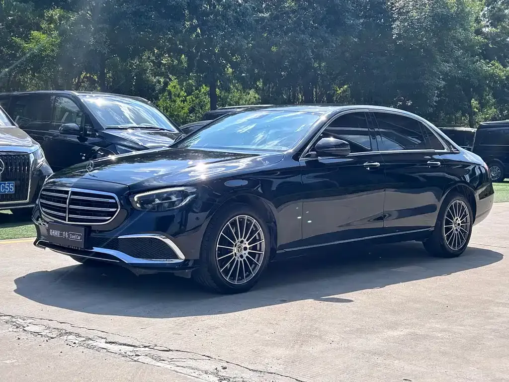Mercedes-Benz E-Class — фото 1