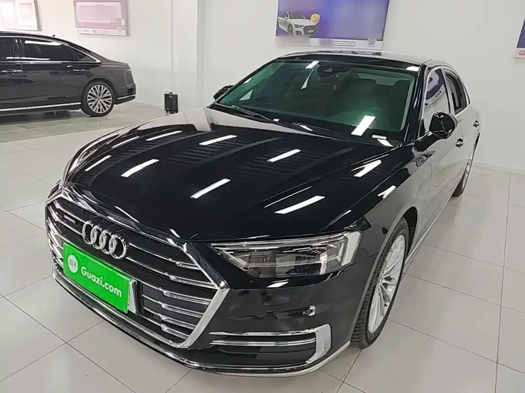 Audi A8 — фото 1
