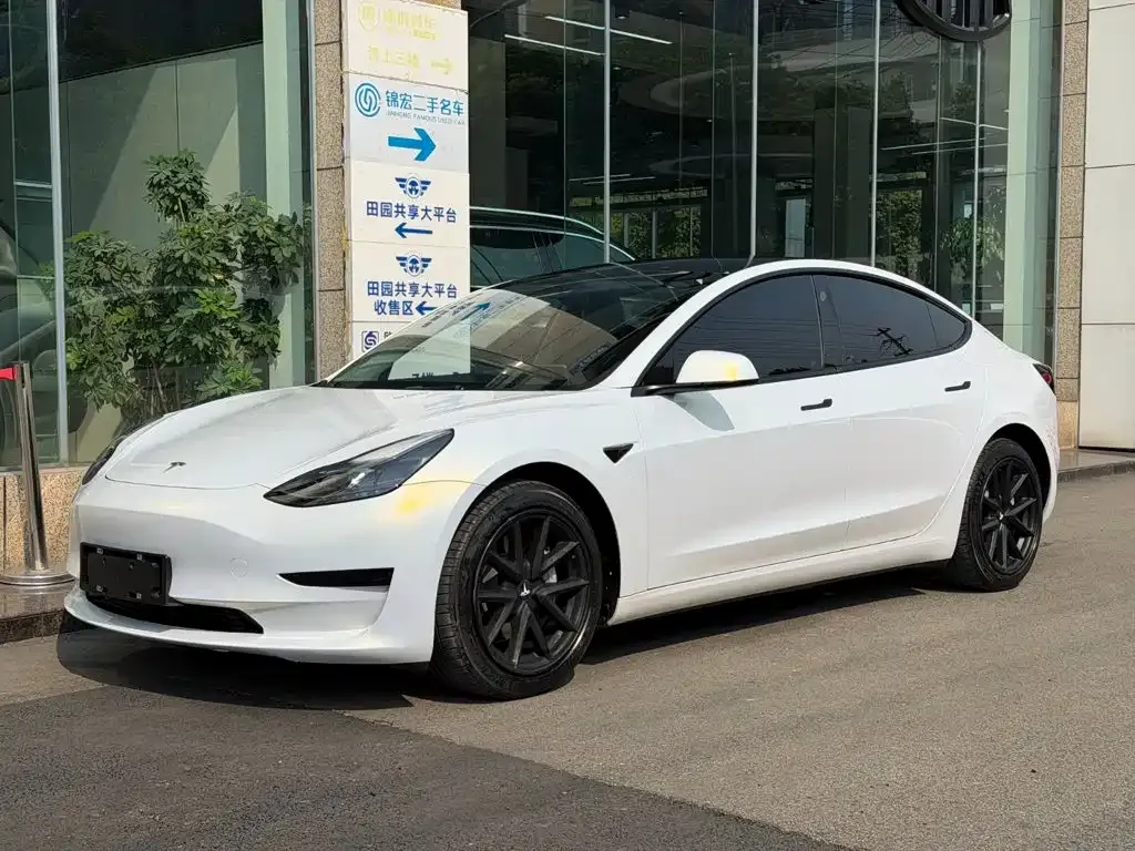 Tesla Model 3 — фото 1