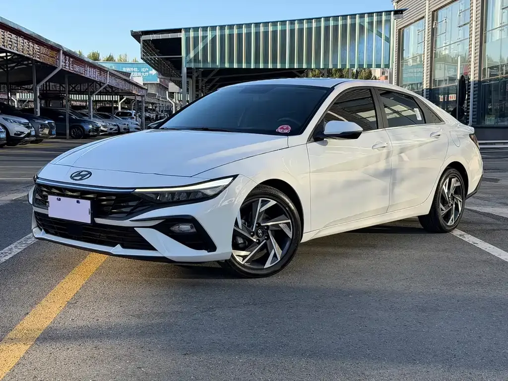 Hyundai Elantra — фото 1