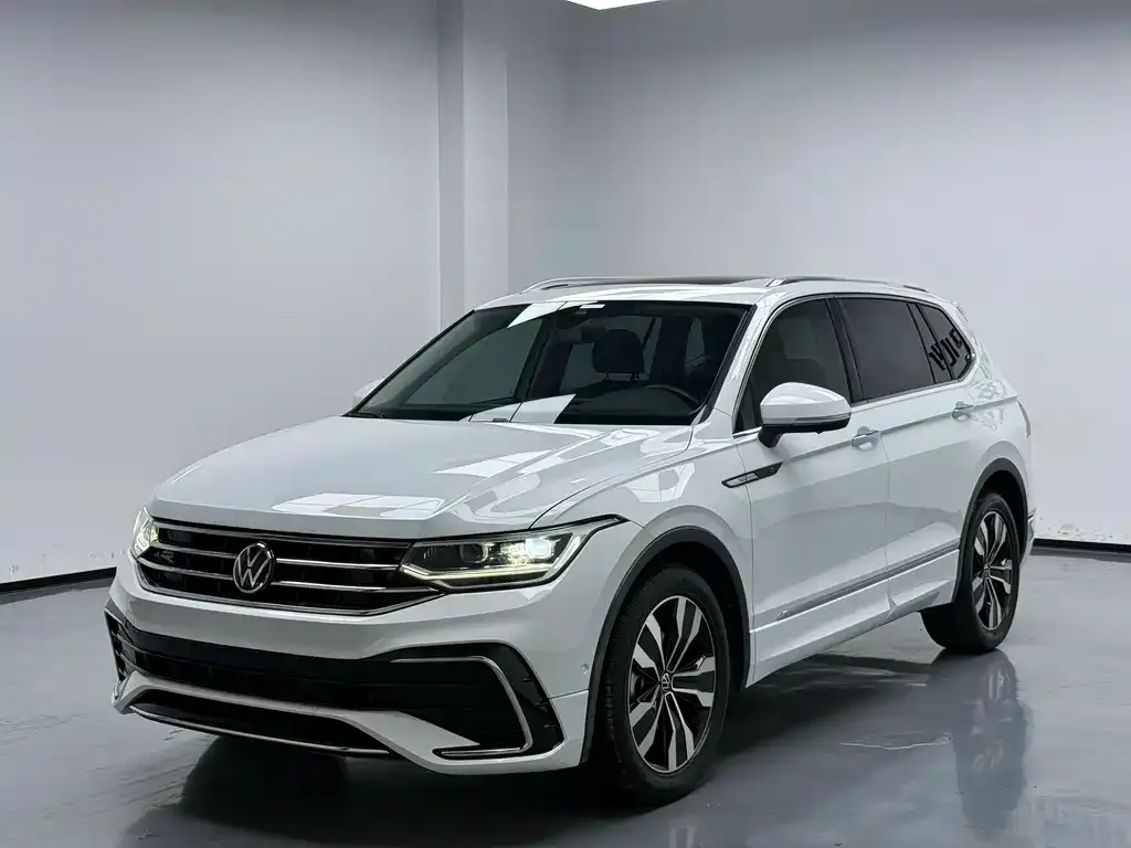 Volkswagen Tiguan L — фото 1