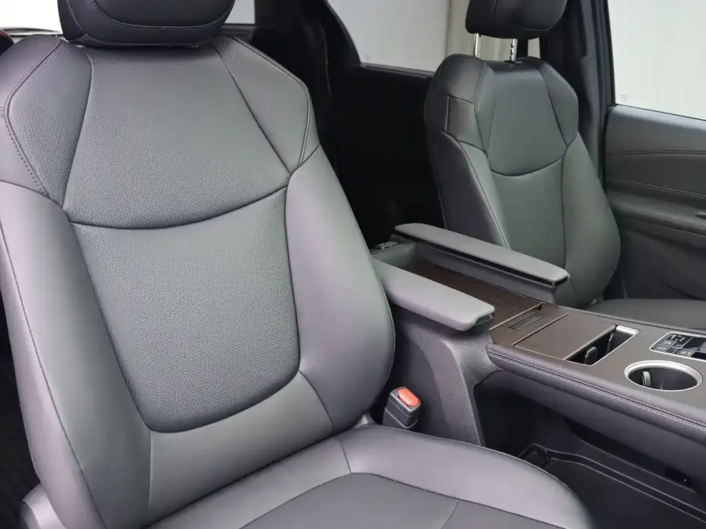 Toyota Granvia — фото 6