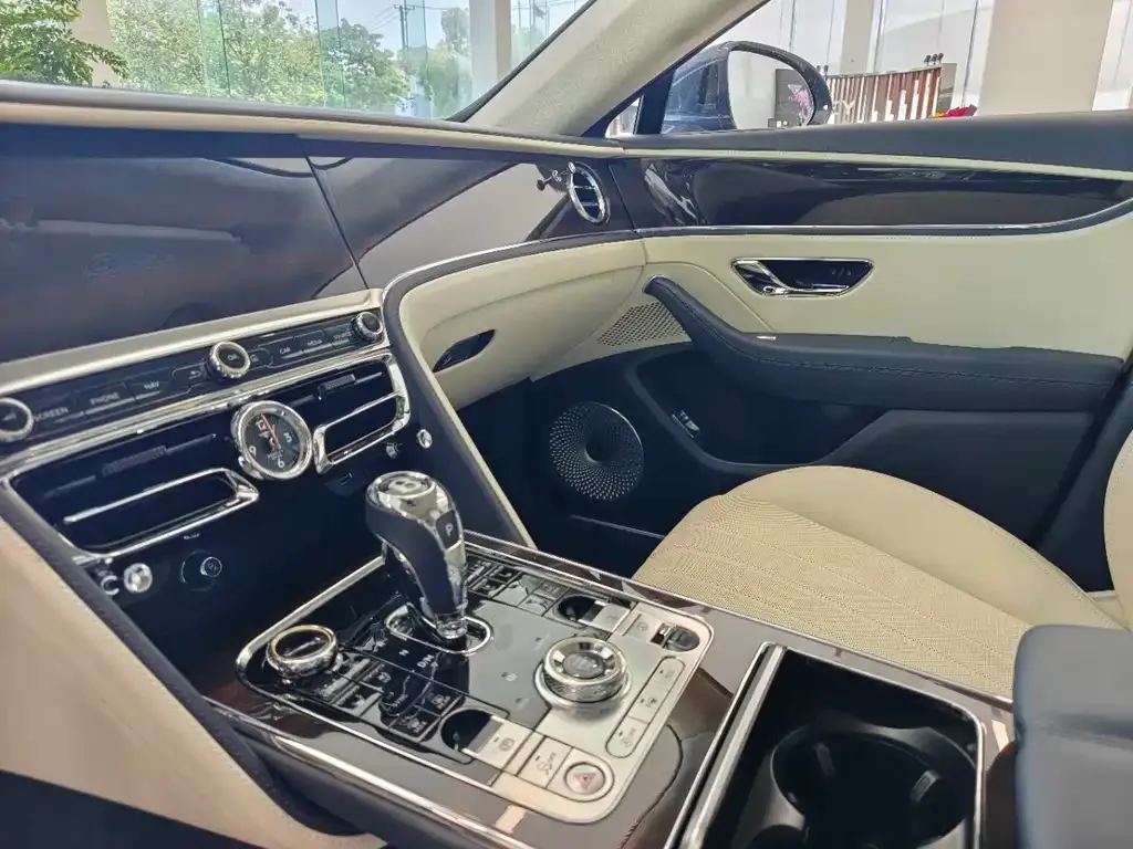 Bentley Flying Spur — фото 7